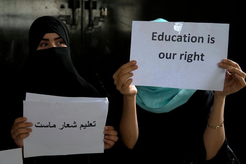 Meninas afegãs realizam protesto ilegal para exigir o direito à educação em uma casa particular em Cabul, Afeganistão