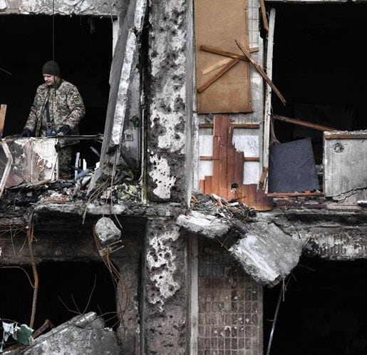Militar ucraniano é visto em uma janela residencial danificada no subúrbio de Kiev, na Ucrânia;Os combates se intensificaram entre a noite de quinta-feira e madrugada de sexta (horário de Brasília), com intenso bombardeio em diversas cidades do país