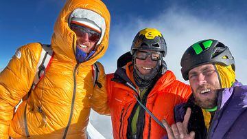 A photo by Jackson Marvell of fellow climbers, from left: Alan Rousseau, Matt Cornell and himself on Mount Jannu in October. No previous climbers had done an Alpine-style ascent Ñ no supplemental oxygen, no ropes fixed in advance, no porters beyond base camp Ñ of the north face of the HimalayasÕ Mount Jannu. (Jackson Marvell via The New York Times) -- NO SALES, FOR EDITORIAL USE ONLY WITH  MOUNT JANNU CLIMB BY JOHN BRANCH FOR DEC. 1, 2023. ALL OTHER USE PROHIBITED. Foto: Jackson Marvel/ The New York Times