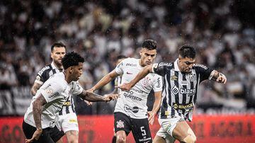 Marcos Leonardo tenta fugir da marcação de Gil no clássico entre Corinthians e Santos. Foto: Raul Baretta/ Santos FC