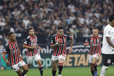 Luciano marca gol do São Paulo na derrota para o Corinthians por 2 a 1 em Itaquera, pela Copa do Brasil
