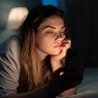 Addicted young woman chatting and surfing on the Internet with smartphone late at night in bed. Insomnia and mobile addiction. Foto: mtrlin/Adobe Stock 