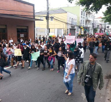 Protesto contra a reorganização escolar fecha a Rua Alvarenga, em frente ao portão 1 da Cidade Universitária, no Butantã, na zona oeste da capital paulista