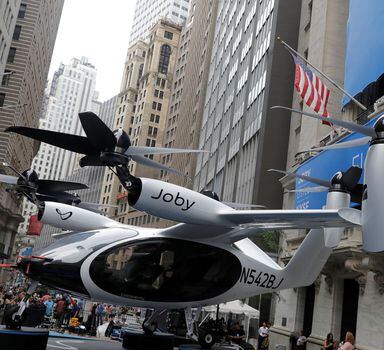 'Carro voador' da Joby em frente à Bolsa de Nova York, no dia em que a empresa abriu capital; papéis perderam força em 7 meses.