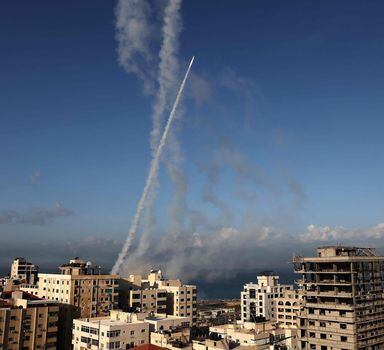 TOPSHOT - Rockets are fired from Gaza City towards Israel on October 7, 2023. Dozens of rockets were fired from the blockaded Gaza Strip towards Israel on October 7, 2023, an AFP journalist in the Palestinian territory said, as sirens warning of incoming fire blared in Israel. (Photo by MOHAMMED ABED / AFP)