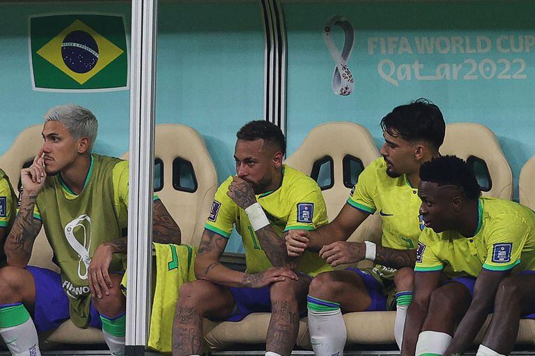 Neymar senta no banco de reservas após ser substituído no duelo entre Brasil x Sérvia pela Copa do Mundo, com dores no tornozelo.
