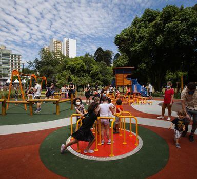 Movimentação de público no Parque Augusta; governo de São Paulo avalia flexibilizar uso obrigatório de máscaras ao ar livre