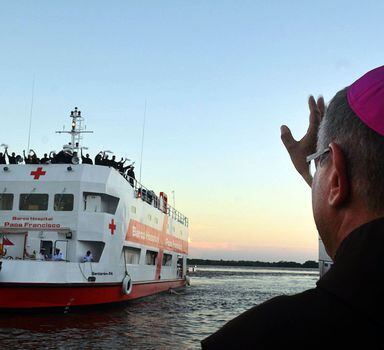 Financiado por entidades religiosas de São Paulo, o barco-hospital Papa Francisco percorre trecho do rio Amazonas