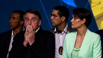 Bolsonaro é alvo de protesto em evento da Caixa e defende pauta conservadora