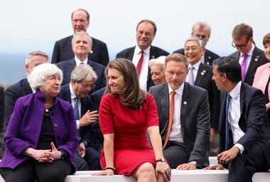 Secretária do Tesouro dos EUA, Janet Yellen (à esquerda), ao lado da Ministra das Finanças do Canadá, Chrystia Freeland (no centro) e outros líderes econômicos durante reunião do G-7 em Bonn, na Alemanha, nesta quinta-feira, 19