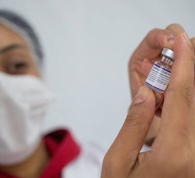 Enfermeira segura vacina da Pfizer contra a covid-19; farmacêutica afirmou nesta segunda que imunizante é seguro e eficaz em adolescentes de 12 a 15 anos