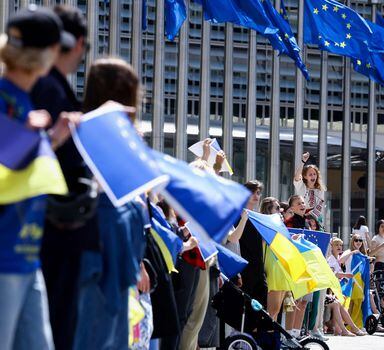 Demonstrators gather during a rally and take part in a human chain around the headquarters of the European Commission, to support Ukraine's application for EU candidacy status, in Brussels on June 12, 2022. (Photo by Kenzo TRIBOUILLARD / AFP)