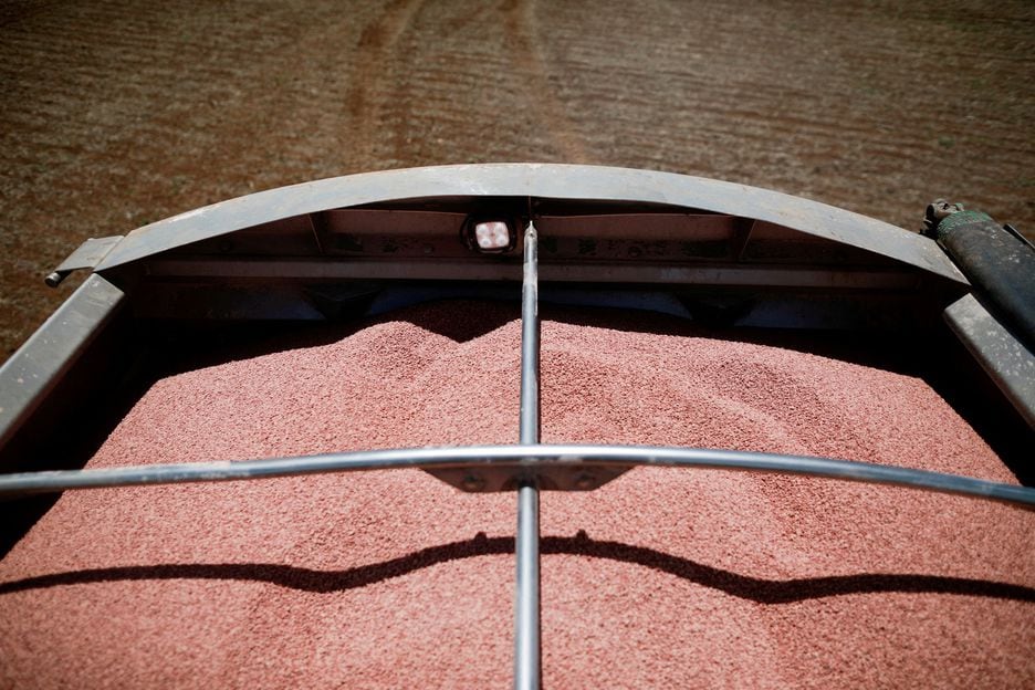 Trator carrega fertilizante em plantação de soja; uso da internet facilitou compras para produtores agrícolas Foto: Adriano Machado / Reuters

