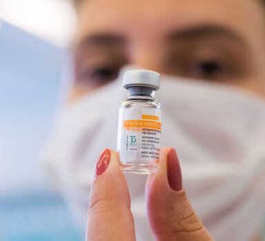 Atraso na chegada de insumos prejudica a produção de vacinas no Brasil