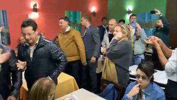 Bolsonaro sai de churrascaria em SP sob vaias e aplausos; veja vídeos 