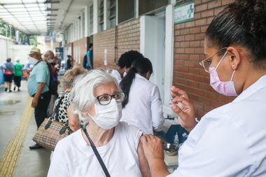 Vacina bivalente começa a ser aplicada em idosos nesta semana 