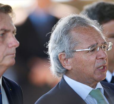 Paulo Guedes e Jair Bolsonaro em frente ao Palácio da Alvorada na manhã desta segunda, 27