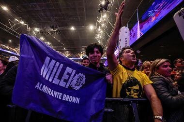 Jovens argentinos participam de um comício de Javier Milei em Buenos Aires: candidato dá voz aos indignados com 'casta política' 