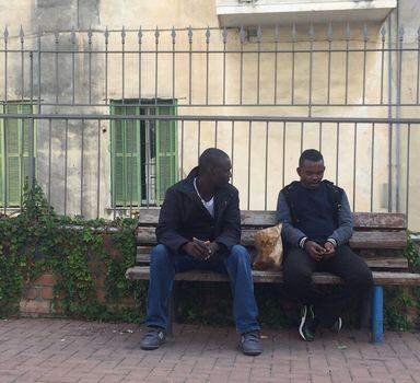 Em Ventimiglia (Itália), os imigrantes Youssef e Omar, do Sudão, aguardam a noite para iniciar o último trajeto pelas montanhas até aFrança.