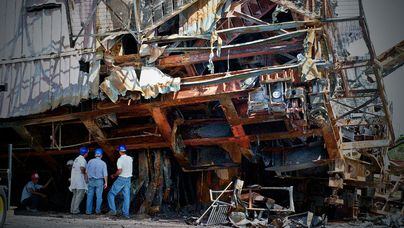Peritos analisam destroços após desastre com o VLS em 2003. Foto: Ed Ferreira/Estadão