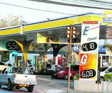 Defasagem do preço dos combustíveis aumenta com alta do petróleo