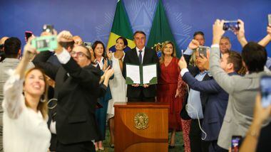 Bolsonaro, acompanhado da primeira-dama Michelle, durante cerimônia que sancionou o piso salarial da enfermagem no Palácio do Planalto
