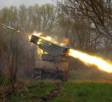 Ukrainian servicemen fire a BM-21 Grad multiple rocket launch system, as Russia?s attack on Ukraine continues, in Kharkiv region, Ukraine April 20, 2022.  REUTERS/Serhii Nuzhnenko
