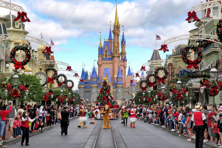 Parada em frente ao Castelo da Cinderela, na Disney Foto: Joe Burbank/AP