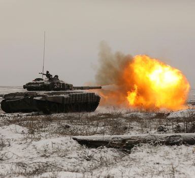 Tanque russo dispara durante exercício militar perto da cidade Rostov, na fronteira com a Ucrânia