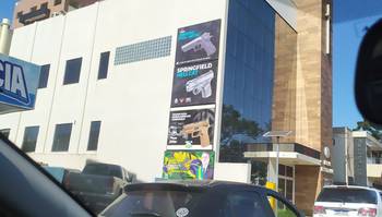 Muro de igreja presbiteriana vira outdoor para propaganda ilegal de armas e de Bolsonaro 