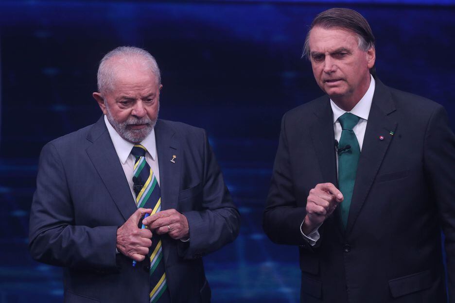 O   ex-presidente Luiz Inácio Lula da Silva (PT) e o atual presidente Jair Bolsonaro (PL) durante o primeiro debate entre presidenciáveis no 2º turno em 16 de outubro na TV Bandeirantes