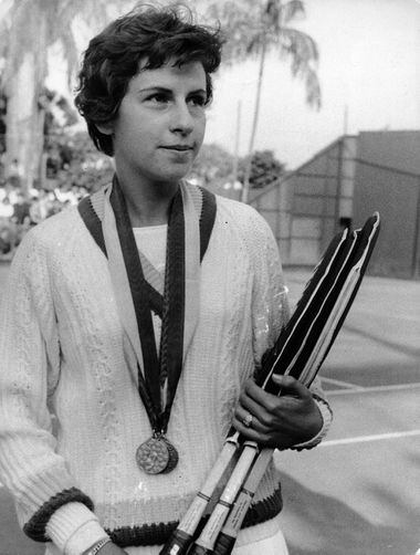 Maria Esther Buenoganhadora de três medalhas no IV Jogos Pan-Americanos de 1963 realizado em São Paulo. Esther Bueno ganhou ouro na simples de tênis e prata de dupla feminina e prata de dupla mista, maio de 1963.