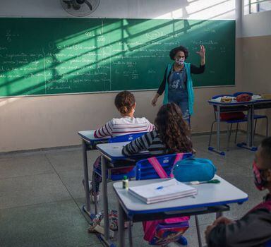 Colégioem São Paulo segue protocolos sanitários para retomada de atividades durante pandemia; Bolsonaro anunciou reajuste no piso salarial de professores da educação básica