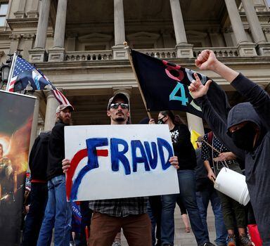 Eleitores de Trump denunciam fraude diante do Capitólio de Lansing, em Michigan