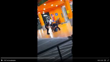 Vídeo compartilhado nas redes sociais mostra agressões a homem negro no estacionamento do Carrefour. Foto: Twitter/Reprodução