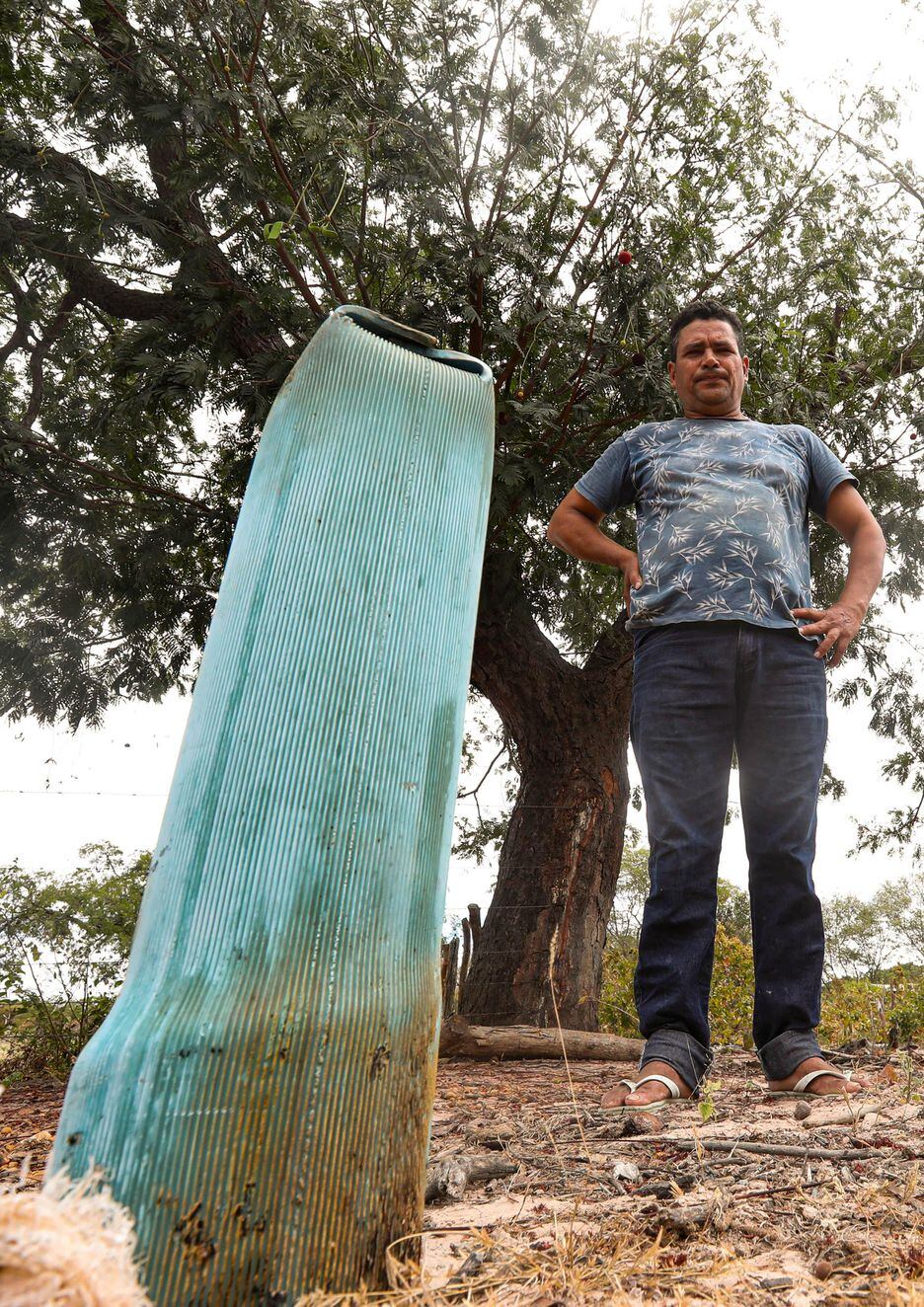 O agricultor Francimário Borges de Moura; Poços abertos na zona rural de Oeiras (PI) estão lacrados há meses.
