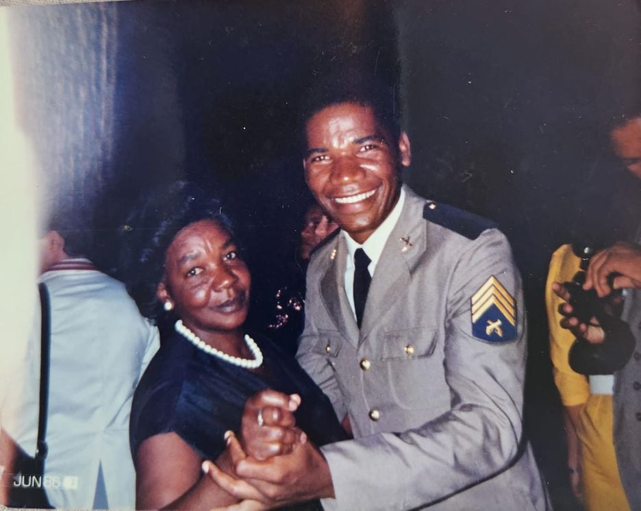 José Vicente, quando ainda pertencia à Polícia Militar, e sua mãe, Isabel Lopes
