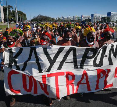 Indígenas fazem protesto contra projeto que muda as regras de demarcaçãoo de terras indigenas nesta quarta, 23
