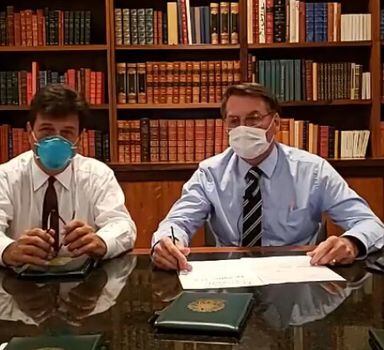 Presidente Jair Bolsonaro e o ministro da Saúde, Luiz Henrique Mandetta, usam máscaras cirúrgicas em liveno Facebook
