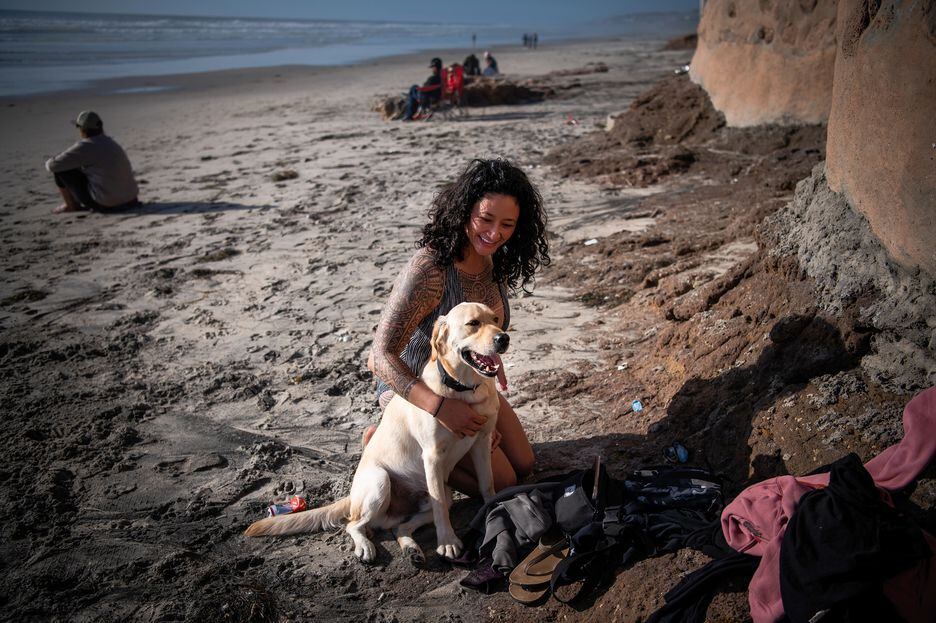 Samantha Juan, veterana do Exército que participou do retiro, brincando com Jack, um cão de serviço especialmente treinado para veteranos militares com transtorno de estresse pós-traumático.