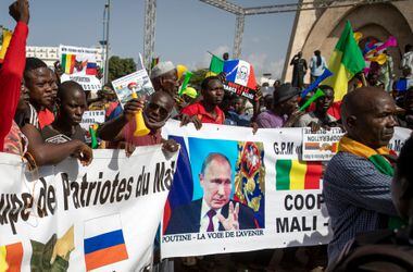 Cidadãos de Mali mostram apoio a Putin e protestam contra franceses no aniversário de 60 anos de independência da República de Mali, no dia 22 de setembro de 2020. Banner afirma: "Putin, o caminho para o futuro"