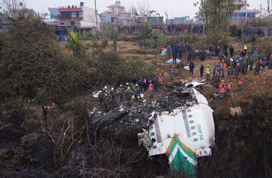 Destroços do avião ATR72 da Yeti Airlines, que caiu no domingo, 15, quando tentava pousar em Pokhara. 