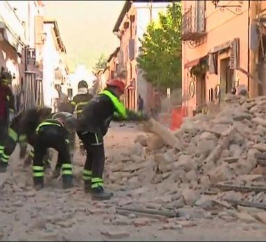 Imagem da TV italiana mostra bombeiros limpando escombros de um prédio atingido pelo terremoto em Norcia, na Úmbria