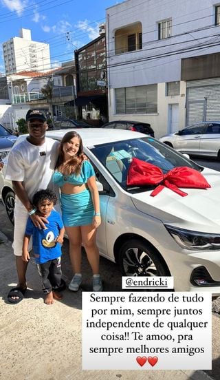 Endrick presenteia Lara Hernandes com um carro.