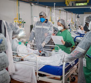 Paciente é atendido em hospital de campanha em Santo André, na Grande São Paulo