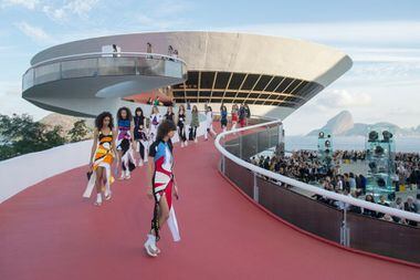 Desfile da Louis Vuitton traz coleção inspirada em Niemeyer, Oiticica e Pelé  - Estadão