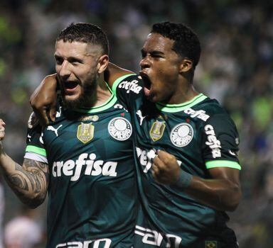 Endrick e Zé Rafael comemoram gol do Palmeiras sobre o Inter.