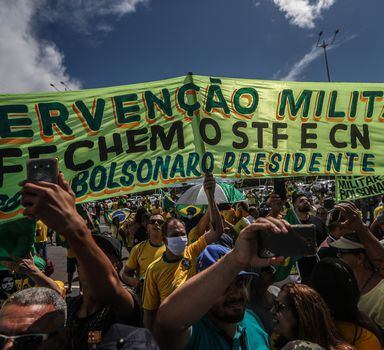 O presidentediscursou, em 19 de abril, em frente ao Quartel General do Exército em Brasília