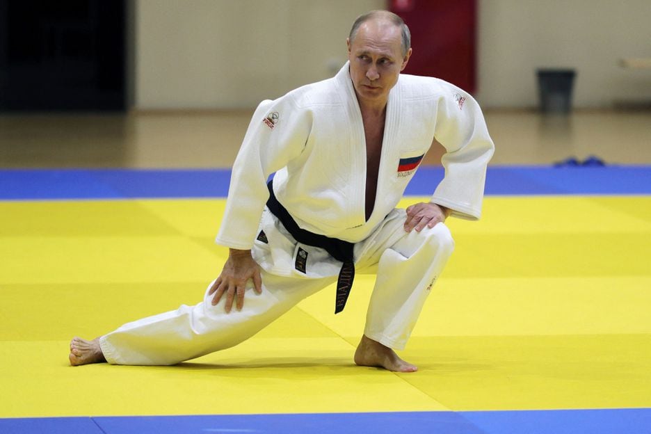 Em imagem de 2019, Vladimir Putin treina com equipe de judô em Sochi