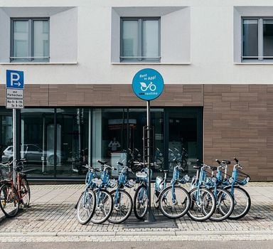 Uma estação de aluguel de bicicletas em Heidelberg, Alemanha.